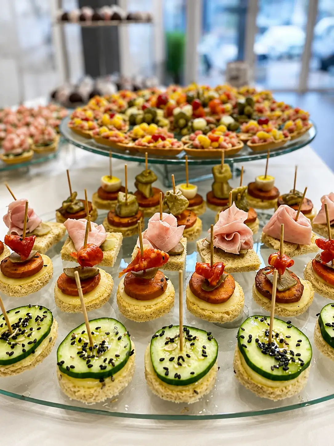 Canapés e finger foods artesanais servidos em bandejas para catering corporativo