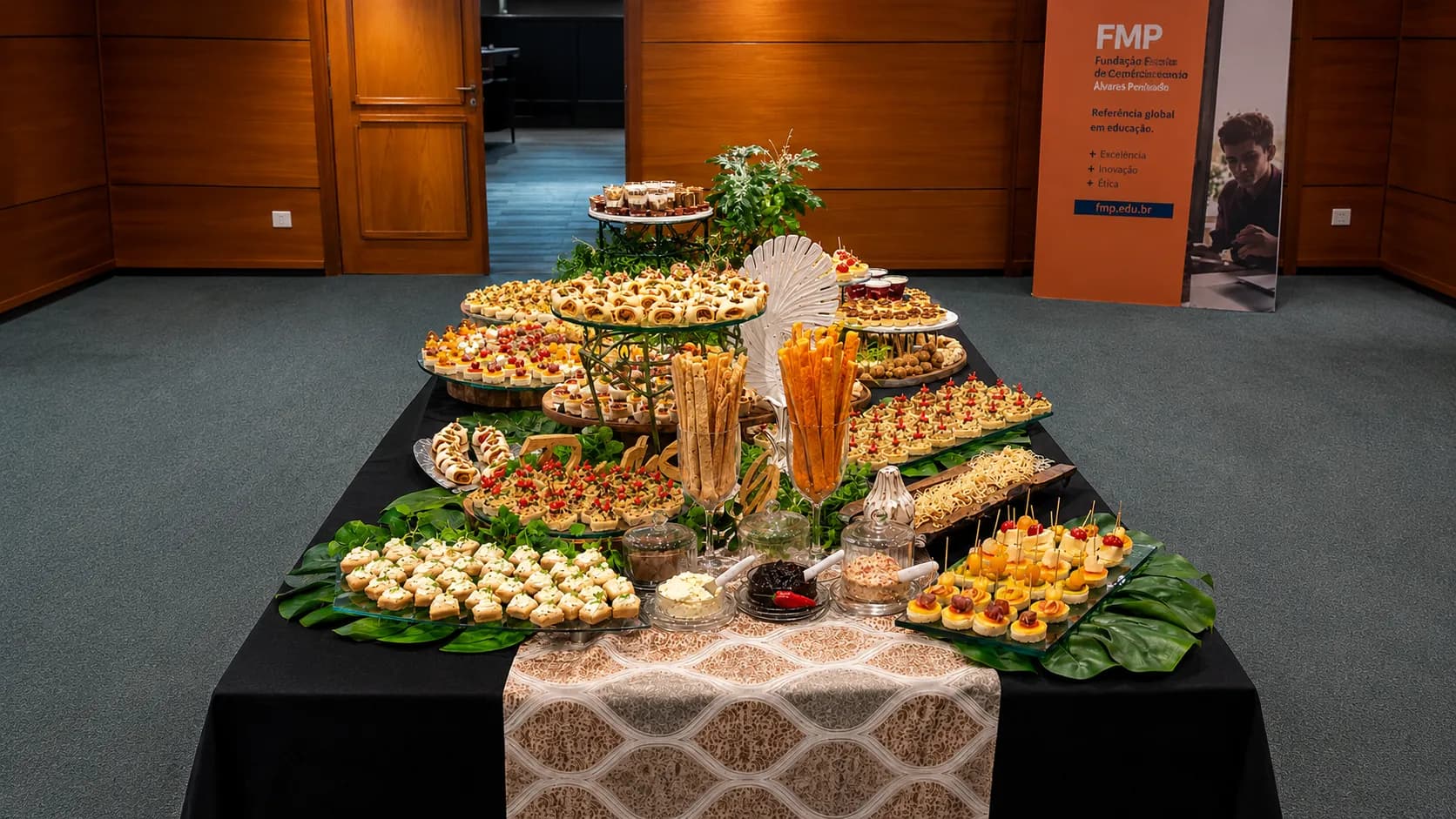Buffet completo com variedade de salgados e acompanhamentos para catering corporativo