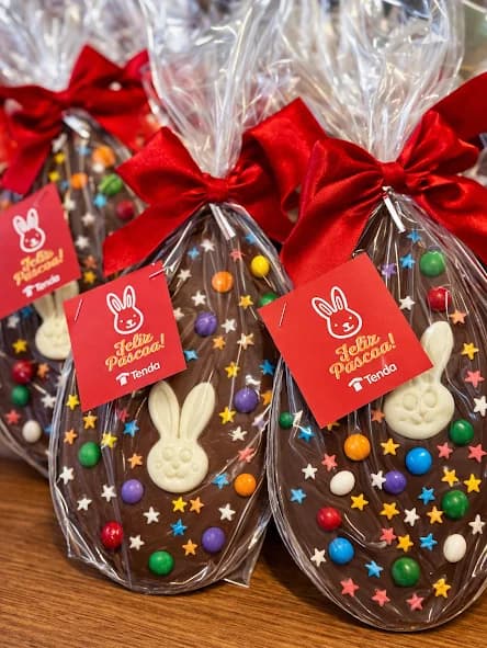 Ovo de Páscoa de chocolate personalizado — confeitaria Porto Sabor