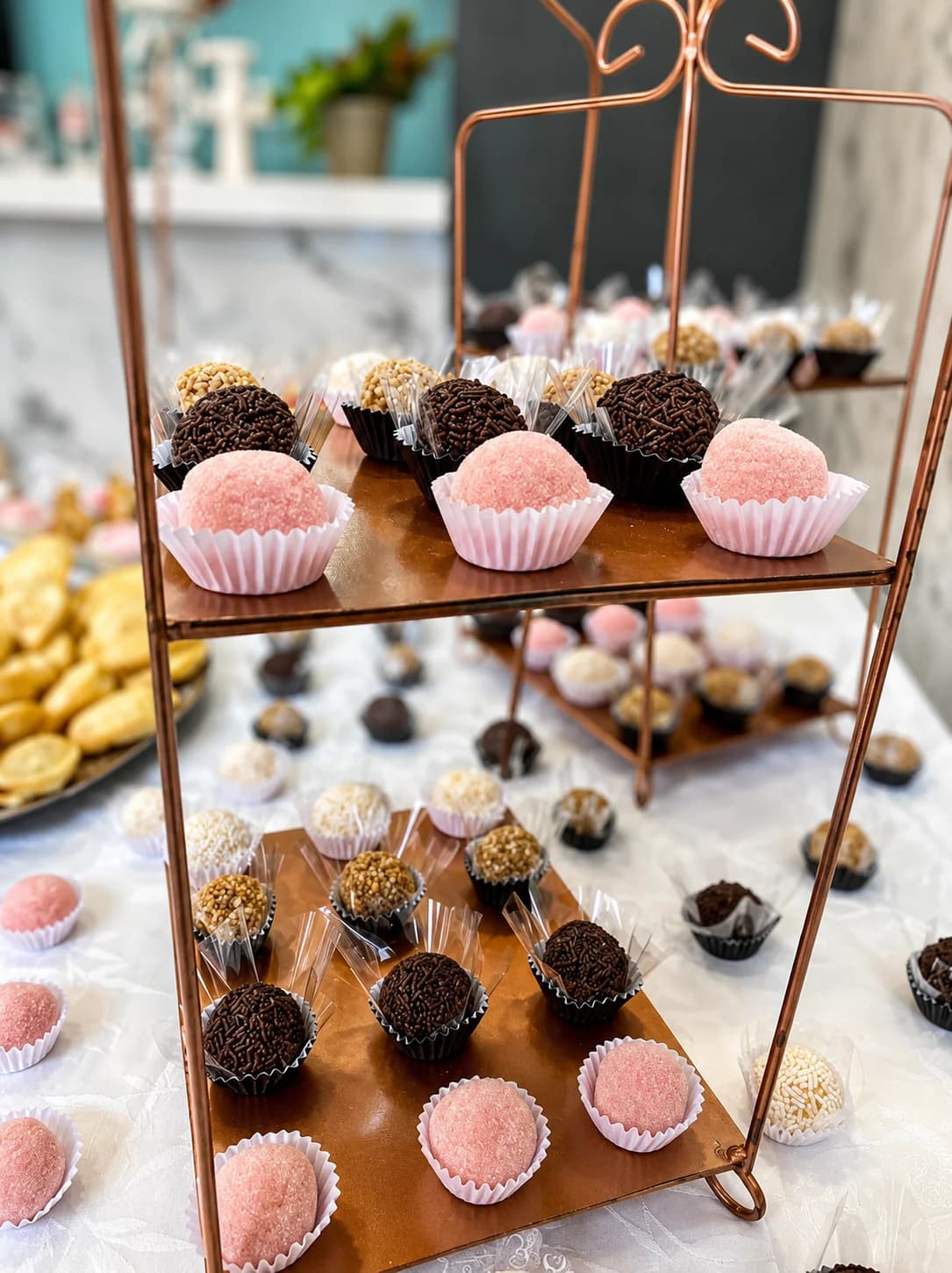 Docinhos gourmet e brigadeiros para buffet de evento em Porto Alegre