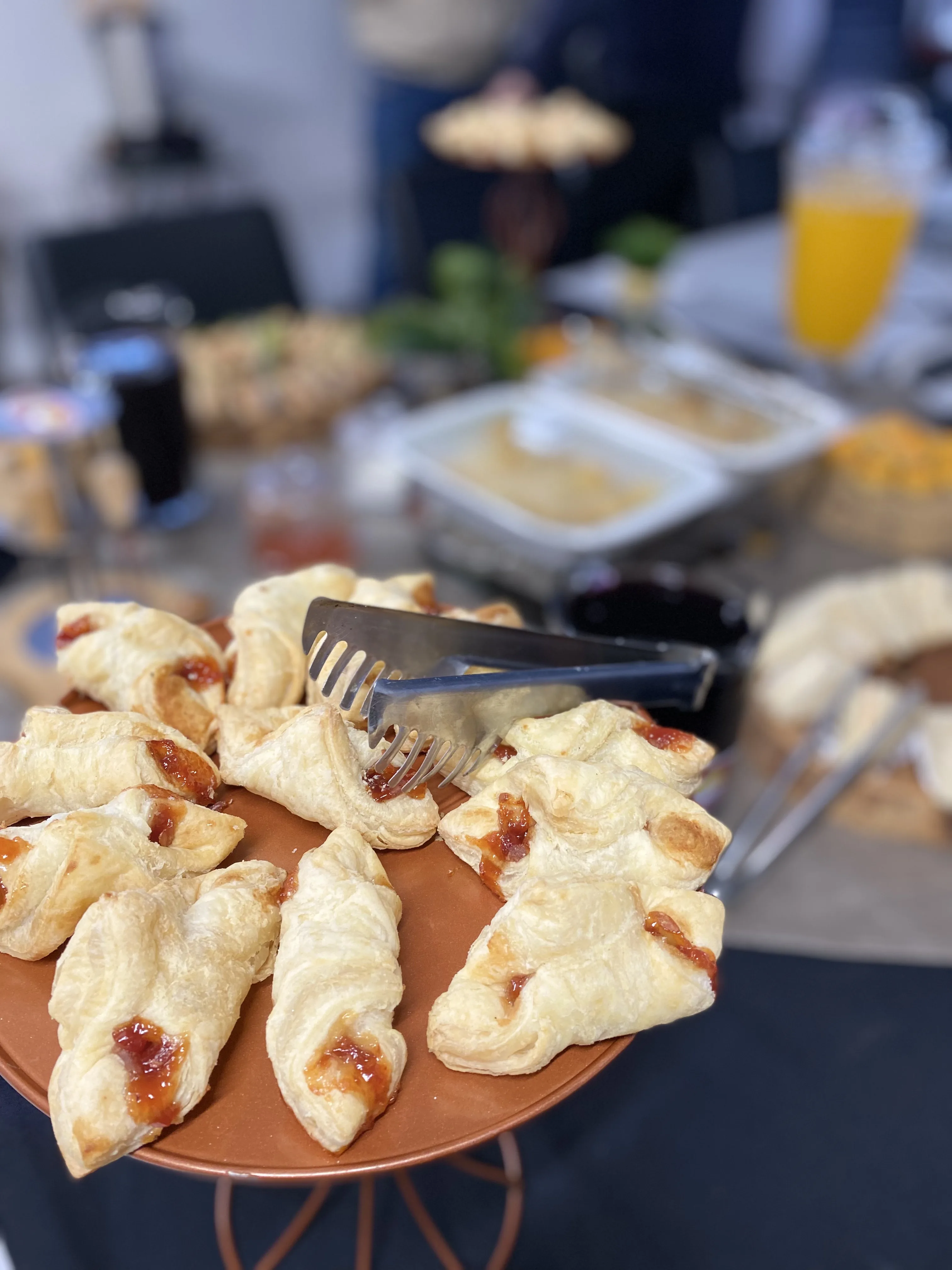 Bandeja de salgados folhados Porto Sabor servidos em mesa de coffee break.