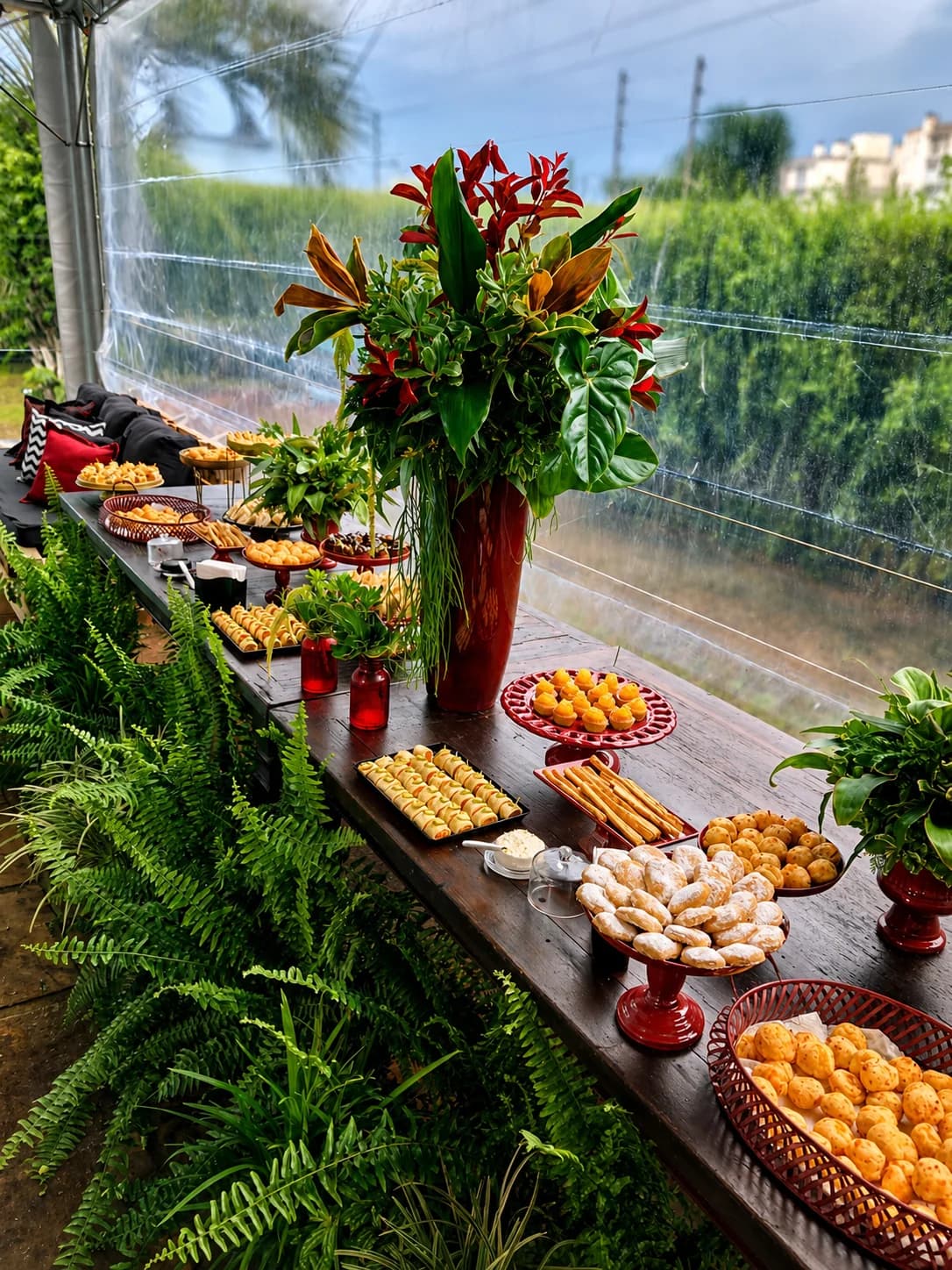 Mesa decorada de coquetel corporativo com salgados e finger foods Porto Sabor