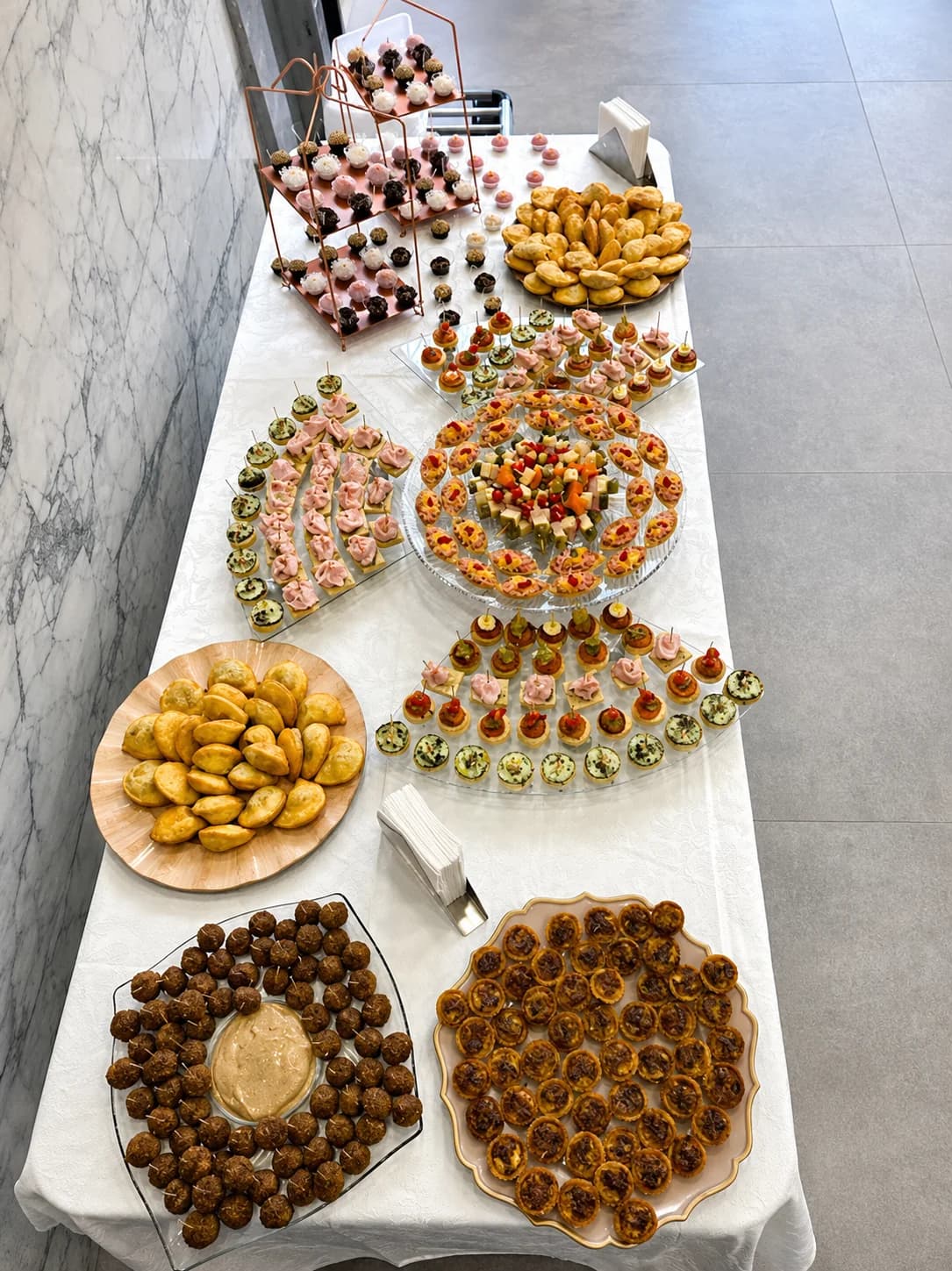 Canapés salgados variados em buffet de evento corporativo Porto Alegre