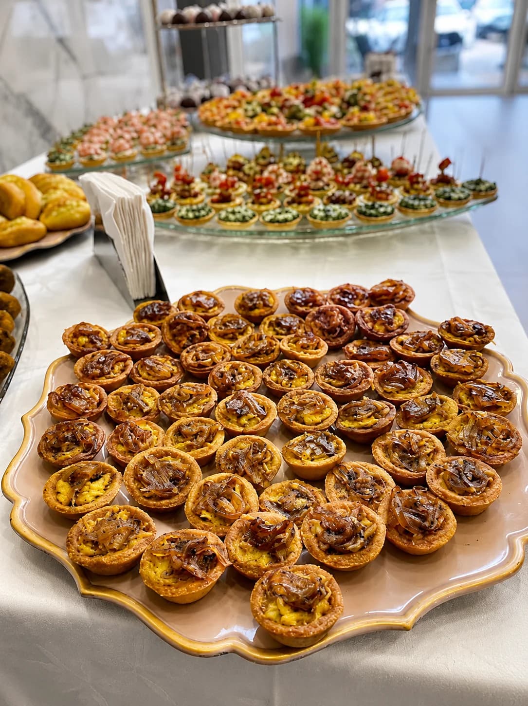 Tortinhas de quiche caramelizado artesanais para catering em Porto Alegre